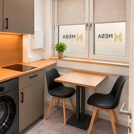 Appartement Meba Living - Business Mit Kueche Wifi Minibar Smart Tv Office Office Kostenloser Parklpatz Im Hof