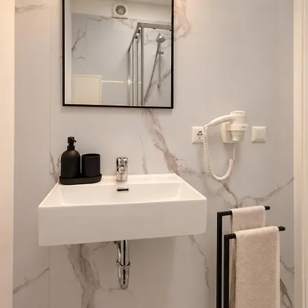 Meba Living - Business Mit Kueche Wifi Minibar Smart Tv Office Office Kostenloser Parklpatz Im Hof Appartement